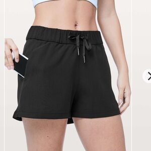 Lululemon On The Fly Short *Woven *2.5"
Black Size 2